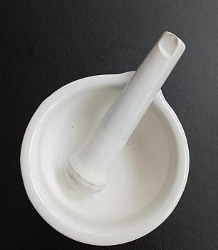 Уценка: Ступка с пестиком, диаметр 100 мм, фарфор, скол песта Уценка: Ступка с пестиком, диаметр 100 мм, фарфор, скол песта