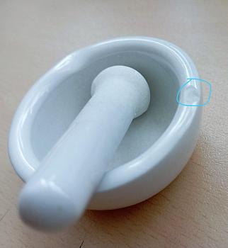 Уценка: Ступка с пестиком 5drops, диаметр 60 мм, фарфор, скол края ступки Уценка: Ступка с пестиком 5drops, диаметр 60 мм, фарфор, скол края ступки