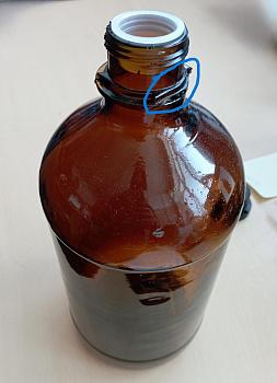 Уценка: Бутыль для реактивов 2500 мл темное стекло без градуировки, с прокладкой и КПВ, скол Уценка: Бутыль для реактивов 2500 мл темное стекло без градуировки, с прокладкой и КПВ, скол